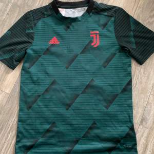 Knappt använd, mycket bra skick. Adidas Juventus T-shirt Nypris 999kr 