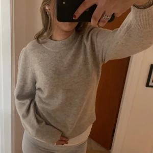 Stickad tröja  - Den är i storlek m men passar lika bra på S också. Har använt den en gång och är i bra skick☺️