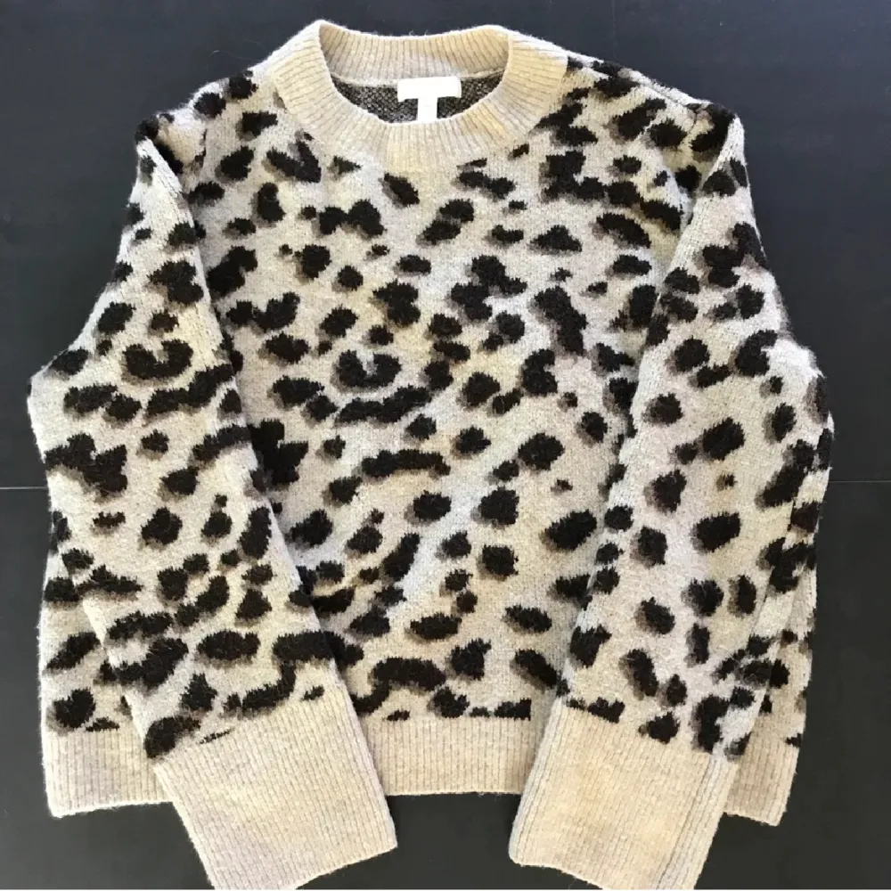 Säljer min jätte fina leopard tröja nu då den inte kommer till användning. Bra skick och inga defekter 💘💗. Stickat.