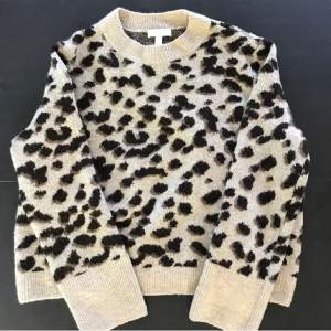 Säljer min jätte fina leopard tröja nu då den inte kommer till användning. Bra skick och inga defekter 💘💗