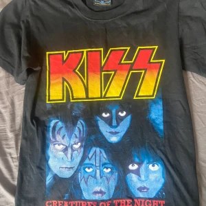 Kiss tröja  - En Kiss tröja creatures of the night. Den känns som en heavy cotton tröja. Köpt second hand. Inga defekter. Skriv om du har några frågor! ❣️