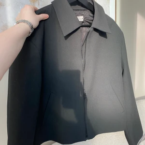 Jacka/Kavaj från Zara - Superfin tunn jacka som funkar både på sommar o vår 🦋passar mer som en m än en xs