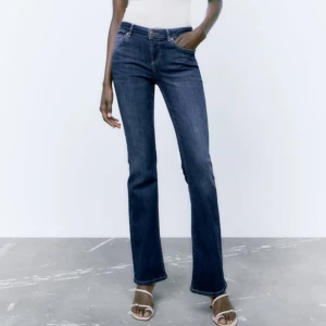 zara jeans bootcut - Zara bootcut jeans, säljer då de inte kommer till användning. Helt slutsålda på hemsidan, Originalpris 399kr.