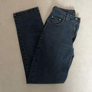 otroligt snygga jeans i mörkblå, använda fåtal gånger, dom e raka i modellen! tyvärr så är de för små för mig därför de säljs!☺️