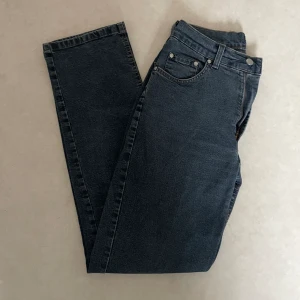 Mörk blåa jeans  - otroligt snygga jeans i mörkblå, använda fåtal gånger, dom e raka i modellen! tyvärr så är de för små för mig därför de säljs!☺️