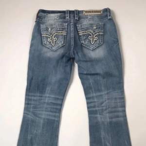 Jätte snygga flared rock revival jeans, ( kan också tänka mig o byta dom för ett par andra!😽) innerbenslängd: 77cm
