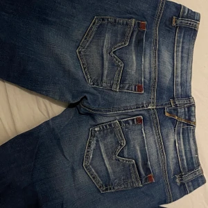 Low waisted bootcut bikbok - Utsvängd low waisted byxor med annorlunda fickor Säljer billigt för att jag vill bli av me de💕