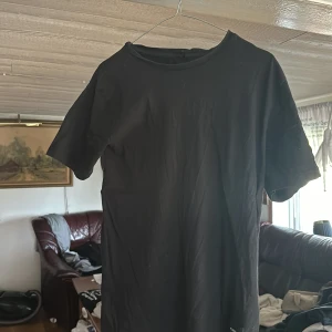 T-shirt - Säljer min T-shirt, trycket är på ryggen