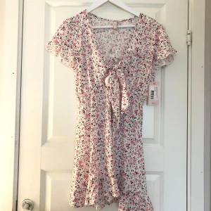 Klänning med blommor - Oanvänd klänning från Nelly Prislapp kvar Storlek S Pris: 90kr