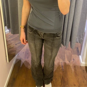 Low bootcut jeans  - Säljer dessa snygga slutsålda jeans från bershka💕 köpta för 550 kr i England, storlek 32. Bra skick