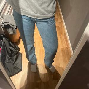 Ett par blåa jeans från Gina tricot, i storlek 36. Knappt använda så i fint skick!💞 