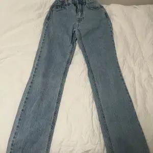 Hög midjade jeans från stradivarius, aldrig använt eftersom dom passar inte mig, storlek 34 