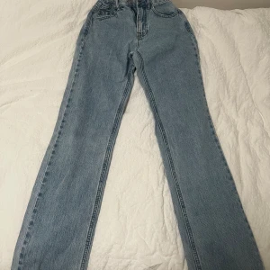 High waist jeans från stradivarius - Hög midjade jeans från stradivarius, aldrig använt eftersom dom passar inte mig, storlek 34 