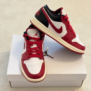 Jordan Air low - Använda 1 gång, mycket fint skick (nyskick skulle jag säga). Köparen står för frakten. Originalpris är ca 1500kr