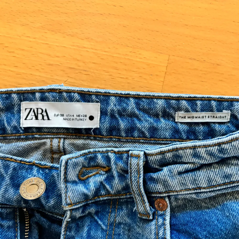 Midwaist jeans från Zara, modellen straight, väldigt bra skick! Pris går att diskutera vid snabb affär🙂. Jeans & Byxor.