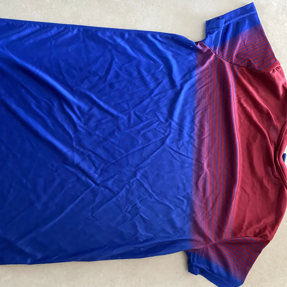 Nike Fc Barcelona fotbollströja för damer. Storlek 170 Skitsnyggt och passar jättebra. . T-shirts.