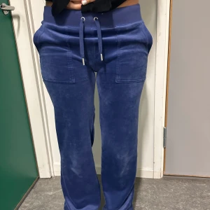 Juicy byxor - Hej hej! Säljer mina mörkblåa juicy byxor, köpta från bubbleroom för 1200kr jag säljer för 650kr. Storlek xxs passar även xs🩷