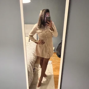 Klänning - Super fin (Missguided) klänning i beige/rosa🎀 Man får otroliga figurer i denna men sitter på samma gång inte åt för tajt🪄Köp köp köp😻 OBS: aldrig andvänd