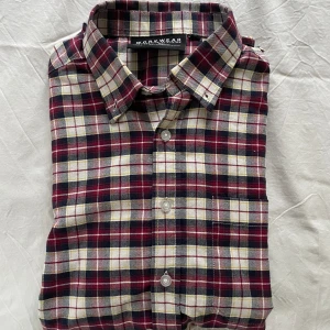 Skjorta - En snygg rutig skjorta i kraftigt tyg, passar både som arbetes skjorta eller under en stickad tröja vid middag. Säljer den då jag växt ur den, använd några enstaka gånger, skick 9/10. Bara att skriva vid frågor eller om fler bilder önskas!!