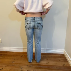 Lågmidjade jeans - Midjemått: 36 Innerbenslängd: 72 Skriv om du har några frågor💗