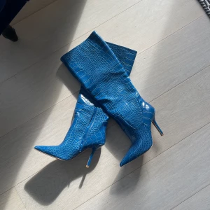 Blå klackskor  - Blå knähöga klackskor, oanvända nypris 899kr. 