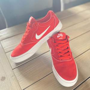 Röda Nike sneakers   Använda ett fåtal gånger 