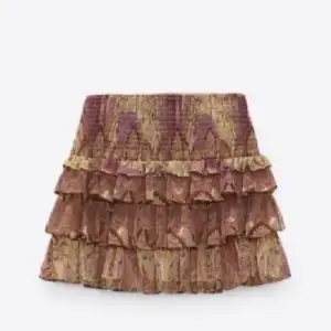 Intresskoll på den här trendiga kjolen från zara. Den är aldrig använd🥰