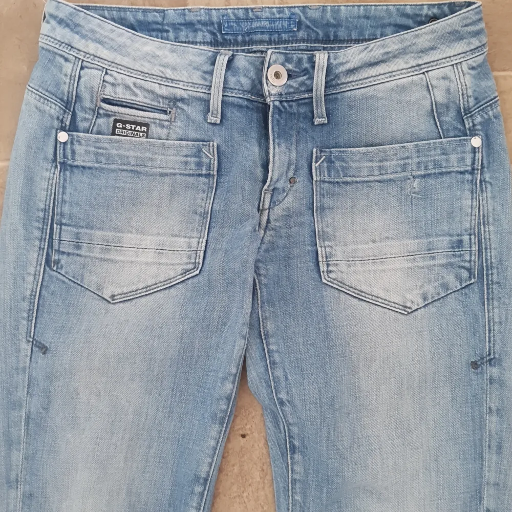 Storlek 27-32  Snygga ljusa g-star jeans med fickor fram ..loow waist Bra skick!!. Jeans & Byxor.