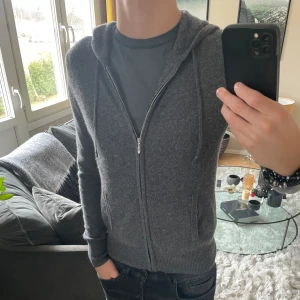 Soft goat kashmir tröja - Tjena ! Säljer nu en riktigt fet kashmir tröja från SOFT GOAT, tröjan är i nyskick och har inga deffekter. Nypris på tröjan ligger på 2700 kr (mitt pris 1600)  ( Kontakta för fler frågor eller bilder 