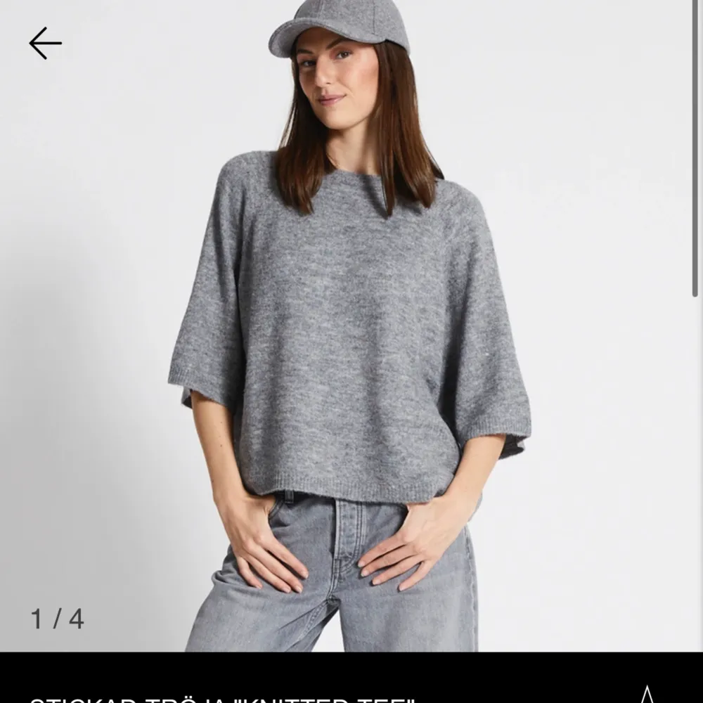 Stickad grå t-shirt från Lager 157💞 Säljer då den inte kommer till använding. Tröjor & Koftor.