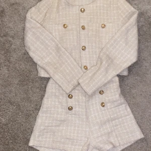 snyggt set - Fint men inte min stil riktigt. Använd fåtal gånger. Båda delarna för 100kr.