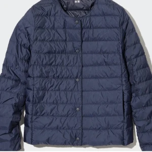 Uniqlo jacka  - Lättvikts jacka från Uniqlo i mörkblått, inga defekter. Köpt för 799 i Göteborg förra året, den är som ny. Priset kan diskuteras men är bestämd runt 600.