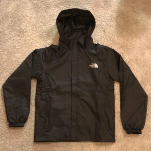The north face windbreaker - Säljer nu denna snygga windbreaker. Storleken är M men sitter som S. Hör av dig vid frågor!