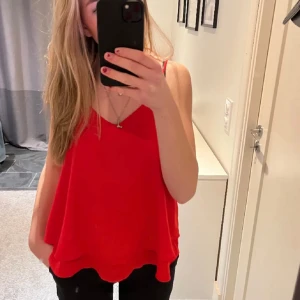 Topp - Superfin röd topp från pieces. Storlek xs men skulle säga att den är mer s. Hör av dig om du har några frågor.💗