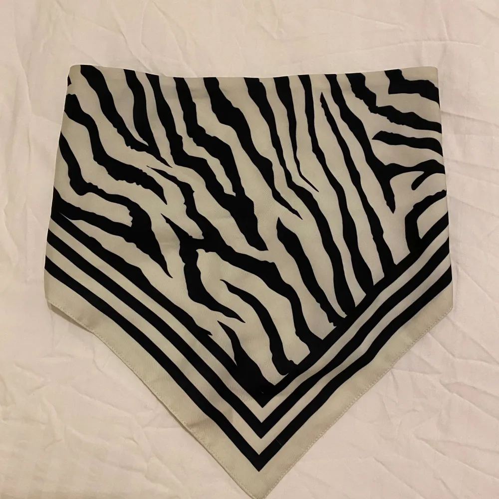 Snygg scarf topp i zebramönster från Gina tricot, superfin och i bra skick☺️. Toppar.