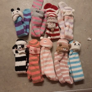 Kawaii lårhöga strumpor  - Storlek; 37/38/39 (ej nya men knappt använda)   **** 100kr paret. Skriv PM så fixar jag separat annons för den/dom du vill ha ***,