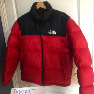 The North Face Nuptse 700 Retro. Puffer - The North Face Nuptse 700 Retro dunjacka. Mycket bra skick! Näst intill nyskick. Storlek M. Kan mötas i centrala Stockholm. Eventuell frakt betalas av köparen.