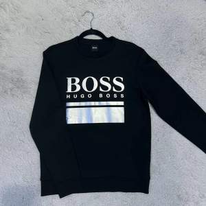 Mycket fin Hugo Boss tröja med silver detaljer. Nyskick. Köpt på NK. 