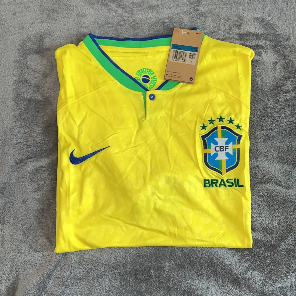 Säljer denna snygga Brasilien 🇧🇷 Fotbolls tröja nu till sommaren i storlek M. T-shirts.