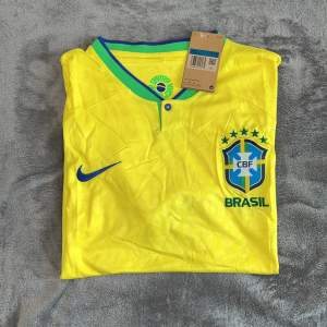Säljer denna snygga Brasilien 🇧🇷 Fotbolls tröja nu till sommaren i storlek M