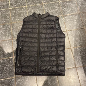 Everest väst - Everest väst, storlek S, i bra skick förutom att högra fick har gått upp lite