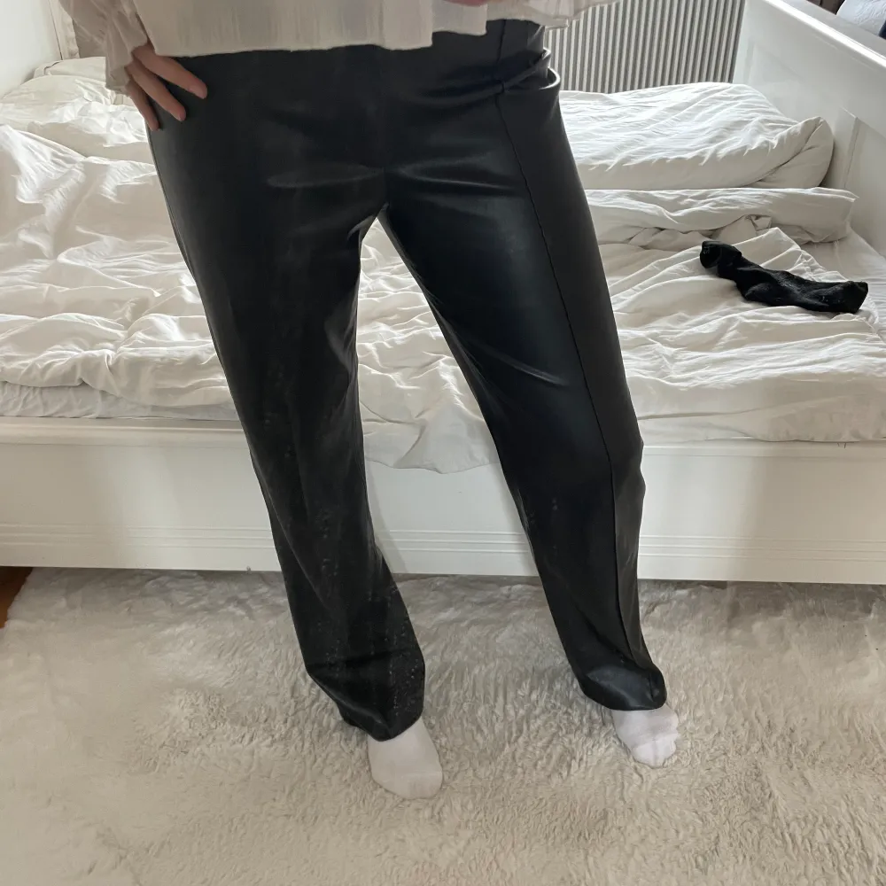 Trendiga skinnbyxor från Zara🥰 De är långa och raka i modellen. Jag har storlek M och är 178. Mycket fint skick då de endast är använda fåtal gånger❤️‍🔥❤️‍🔥❤️‍🔥. Jeans & Byxor.