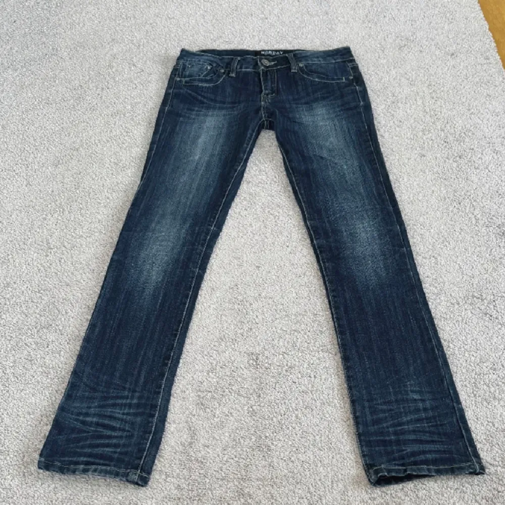 Intressekoll på mina low waist straight jeans som är köpta här på plick!! passade tyvärr inte mig💞jätte bra skick midjemått: 82 innerben: 82 . Jeans & Byxor.