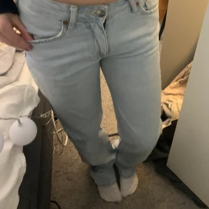 Mid Waist jeans  - Dessa ljus blåa jeansen är ifrån bikbok , dom är inte jätte low Waist dom är mid Waist🩷de är i storlek 24 längd 32, jag säljer på grund av att dom är för långa på mig och jag är runt 160🩷