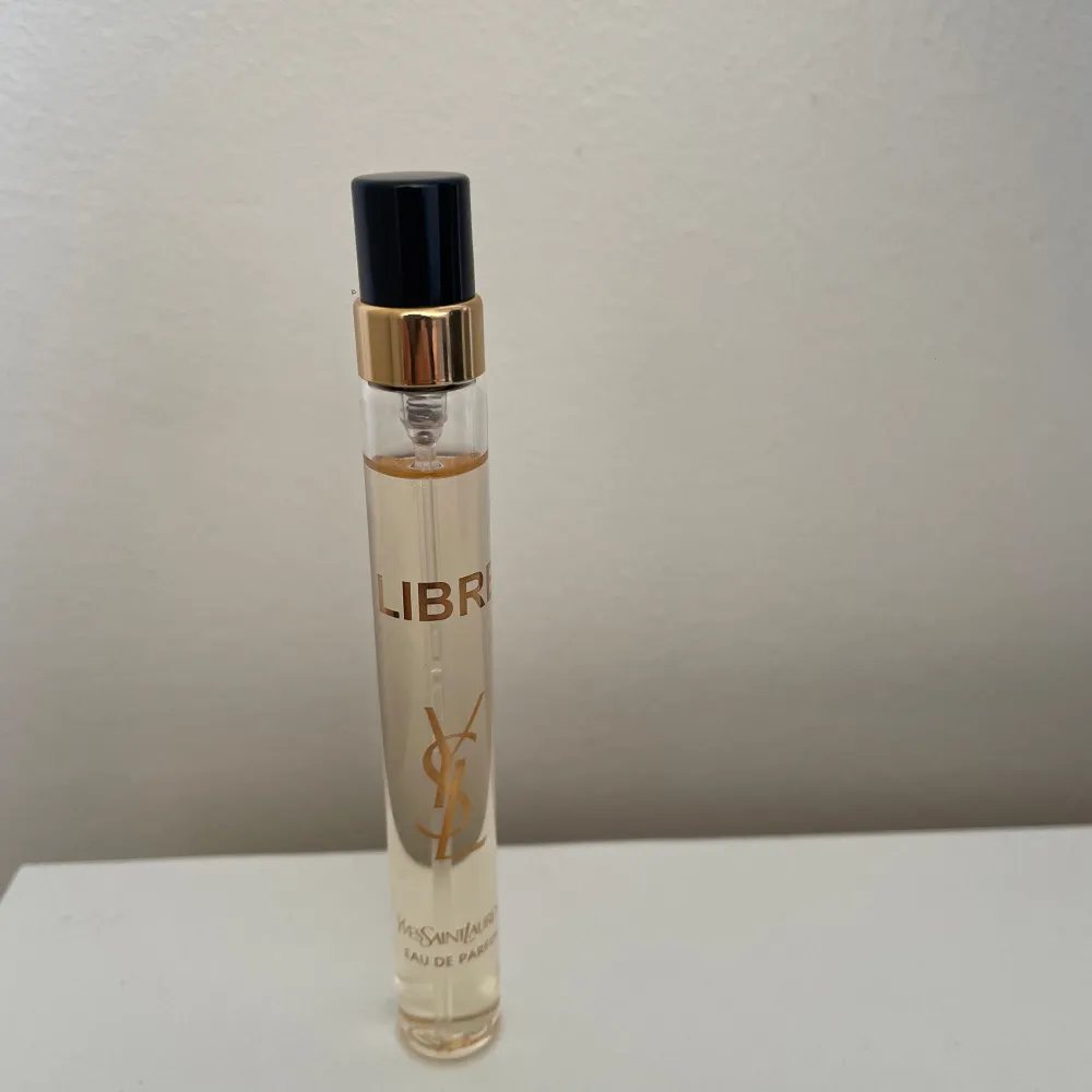 Säljer denna Ysl Libre edp parfym i 10 ml. Skriv privat om ni har frågor❤️. Övrigt.