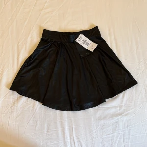 skinnkjol - helt ny skinnkjol från bershka. storlek M men ganska liten så passar mig som annars har S