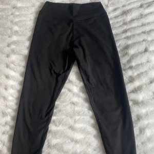 Tränings tights  - Träningsbyxor från mm sports för stora för mig därför säljer jag dem. Ny pris 499kr jag säljer dem för 250kr 