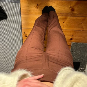 Bruna kostymbyxor🤎 - Ett par snygga högmidjade kostymbyxor från Madlady!!💕Använda men i gott skick! Säljer på grund av att de är för små för mig