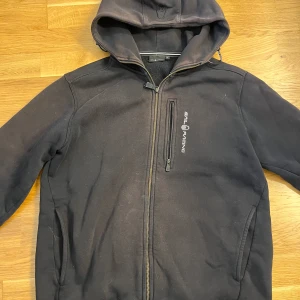 Sail racing hoodie - En snygg Sail racing hoodie i storlek M. Säljer för den är för stor för mig. Säljer för 500 men pris kan diskuteras.