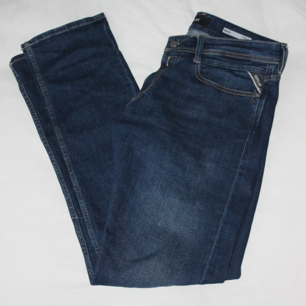 Säljer dessa feta replay jeans i en mörkblå färg. Fint skick, sparsamt använda.  Storlek 31/34. Jeans & Byxor.